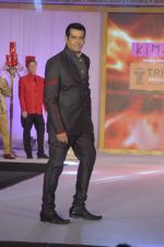 Model walk the ramp for Kimaya fashion show at Trrain Retail Awards in Taj Land_s End on 12th Dec 2011 (81).JPG