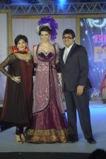 Sucheta Sharma walk the ramp for Kimaya fashion show at Trrain Retail Awards in Taj Land_s End on 12th Dec 2011 (7).JPG