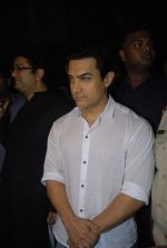 Aamir Khan at Dev Anand_s prayer meet in Mehboob on 16th Dec 2011 (17).JPG
