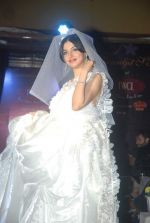 Divya Kumar on the ramp for Kawaljeet Show at The Wedding Cafe in Andheri, Mumbai on 16th Dec 2011 (61).JPG