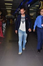 Saif Ali Khan snapped at international airport on 18th Dec 2011 (38).JPG