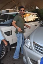Sunil Shetty snapped at domestic airport on 18th Dec 2011 (1).JPG