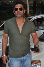 Sunil Shetty snapped at domestic airport on 18th Dec 2011 (4).JPG