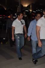 Salman Khan return after CCL cricket match in Airport, Mumbai on 20th Dec 2011 (39).JPG