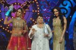 Malaika Arora Khan, Genelia D Souza, Saroj Khan on the sets of Saroj Khan_s show Nachle Ve at Imagine in R K Studios on 21st Dec 2011 (124).JPG
