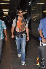 Hrithik Roshan looking fit snapped at Airport on 22nd Dec 2011 (4).JPG
