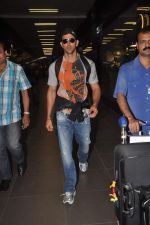Hrithik Roshan looking fit snapped at Airport on 22nd Dec 2011 (5).JPG