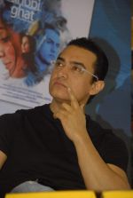 Aamir Khan at Dhobi Ghat DVD launch in Crossword, Kemps Corner on 23rd Dec 2011 (5).JPG