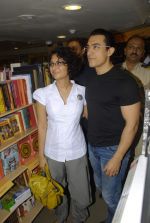 Aamir Khan, Kiran Rao at Dhobi Ghat DVD launch in Crossword, Kemps Corner on 23rd Dec 2011 (4).JPG
