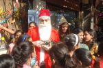 Shiney Ahuja turns santa in Andheri, Mumbai on 24th Dec 2011 (16).JPG