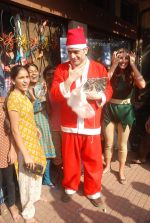 Shiney Ahuja turns santa in Andheri, Mumbai on 24th Dec 2011 (23).JPG