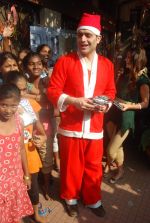 Shiney Ahuja turns santa in Andheri, Mumbai on 24th Dec 2011 (26).JPG