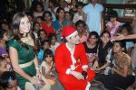 Shiney Ahuja turns santa in Andheri, Mumbai on 24th Dec 2011 (32).JPG