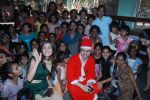 Shiney Ahuja turns santa in Andheri, Mumbai on 24th Dec 2011 (36).JPG