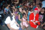 Shiney Ahuja turns santa in Andheri, Mumbai on 24th Dec 2011 (38).JPG