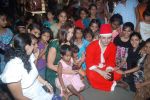 Shiney Ahuja turns santa in Andheri, Mumbai on 24th Dec 2011 (40).JPG