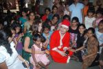 Shiney Ahuja turns santa in Andheri, Mumbai on 24th Dec 2011 (41).JPG
