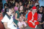 Shiney Ahuja turns santa in Andheri, Mumbai on 24th Dec 2011 (42).JPG
