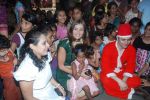 Shiney Ahuja turns santa in Andheri, Mumbai on 24th Dec 2011 (43).JPG