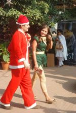 Shiney Ahuja turns santa in Andheri, Mumbai on 24th Dec 2011 (47).JPG