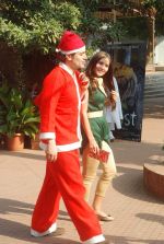 Shiney Ahuja turns santa in Andheri, Mumbai on 24th Dec 2011 (48).JPG
