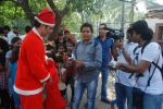 Shiney Ahuja turns santa in Andheri, Mumbai on 24th Dec 2011 (52).JPG