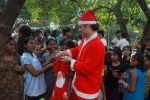 Shiney Ahuja turns santa in Andheri, Mumbai on 24th Dec 2011 (53).JPG