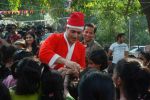 Shiney Ahuja turns santa in Andheri, Mumbai on 24th Dec 2011 (55).JPG