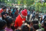 Shiney Ahuja turns santa in Andheri, Mumbai on 24th Dec 2011 (56).JPG