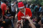 Shiney Ahuja turns santa in Andheri, Mumbai on 24th Dec 2011 (58).JPG