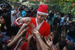 Shiney Ahuja turns santa in Andheri, Mumbai on 24th Dec 2011 (59).JPG