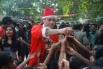 Shiney Ahuja turns santa in Andheri, Mumbai on 24th Dec 2011 (60).JPG