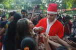 Shiney Ahuja turns santa in Andheri, Mumbai on 24th Dec 2011 (61).JPG