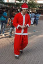 Shiney Ahuja turns santa in Andheri, Mumbai on 24th Dec 2011 (68).JPG