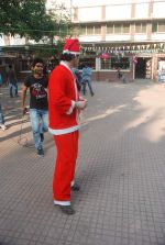 Shiney Ahuja turns santa in Andheri, Mumbai on 24th Dec 2011 (69).JPG