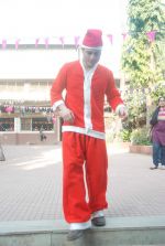Shiney Ahuja turns santa in Andheri, Mumbai on 24th Dec 2011 (70).JPG