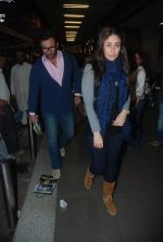 Saif Ali Khan, Kareena Kapoor off for a vacation in Airport on 25th Dec 2011 (13).JPG
