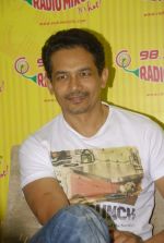 Atul Kulkarni with the star cast of Chaalis Chaurasia at Radio Mirchi in Parel, Mumbai on 27th Dec 2011 (34).JPG