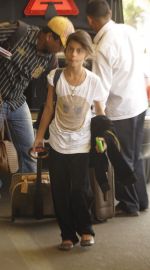 Gauri Khan leaves for Dubai with kids aryan and suhana in Airport, Mumbai on 27th Dec 2011 (6).JPG