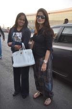 Alvira Khan, Arpita Khan leave for New Year_s celebration in Airport, Mumbai on 28th Dec 2011 (11).JPG