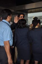 Shahrukh Khan snapped at the Domestic Airport in Mumbai on 29th Dec 2011 (20).JPG