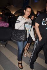 Amisha Patel return from Dubai on 3rd Jan 2012 (40).JPG