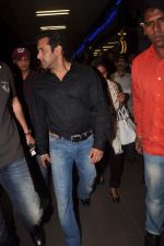 Salman Khan return from Dubai on 3rd Jan 2012 (26).JPG