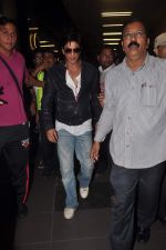Shahrukh Khan return from Dubai on 3rd Jan 2012 (78).JPG