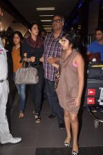 Sridevi, Boney Kapoor with Kids snapped at the airport in Mumbai on 4th Jan 2012 (19).jpg