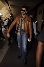Abhishek Bachchan return from Dubai to Mumbai Airport on 5th Jan 2012 (11).JPG