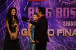 Salman Khan, Juhi Parmar, Mahek Chahal at Bigg Boss Season 5 grand finale on 7th Jan 2012 (23).JPG