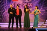 Salman Khan, Sanjay Dutt, Juhi Parmar, Mahek Chahal at Bigg Boss Season 5 grand finale on 7th Jan 2012 (15).JPG