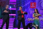 Salman Khan, Sanjay Dutt, Malaika Arora Khan at Bigg Boss Season 5 grand finale on 7th Jan 2012 (16).JPG