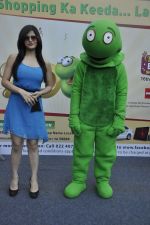 Zarine Khan at Times Shopping festival in Pheonix Mill, Mumbai on 7th Jan 2012 (22).JPG